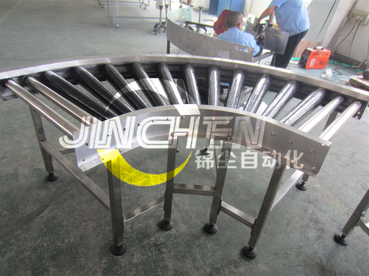 員工在組裝轉彎滾筒輸送機