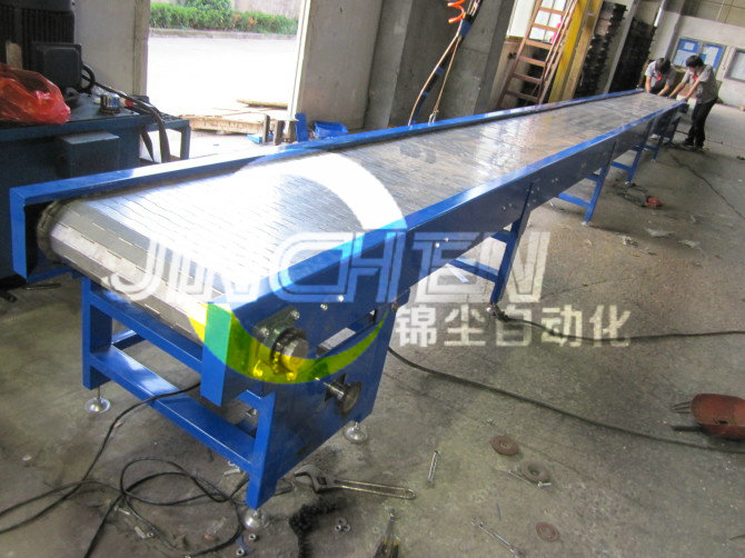 工人在調試鏈板輸送機