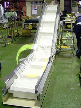 一臺爬坡式的塑鋼網帶輸送機