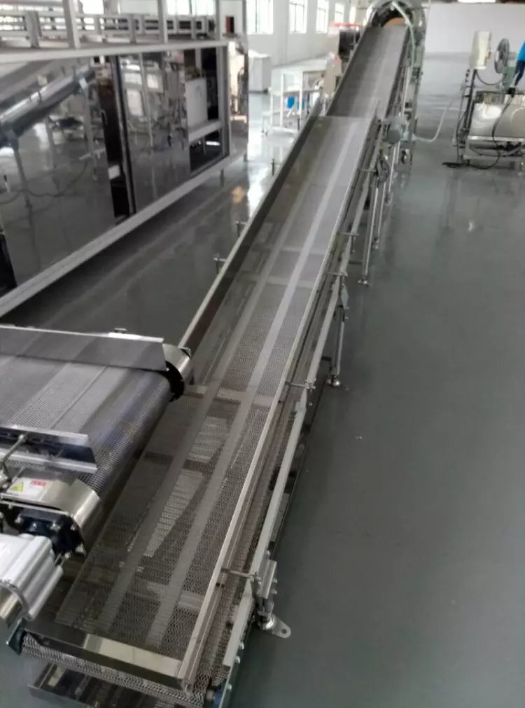 爬坡的金屬網帶輸送機