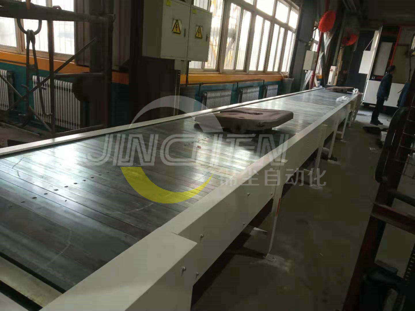 輸送產品中的鋼板輸送線