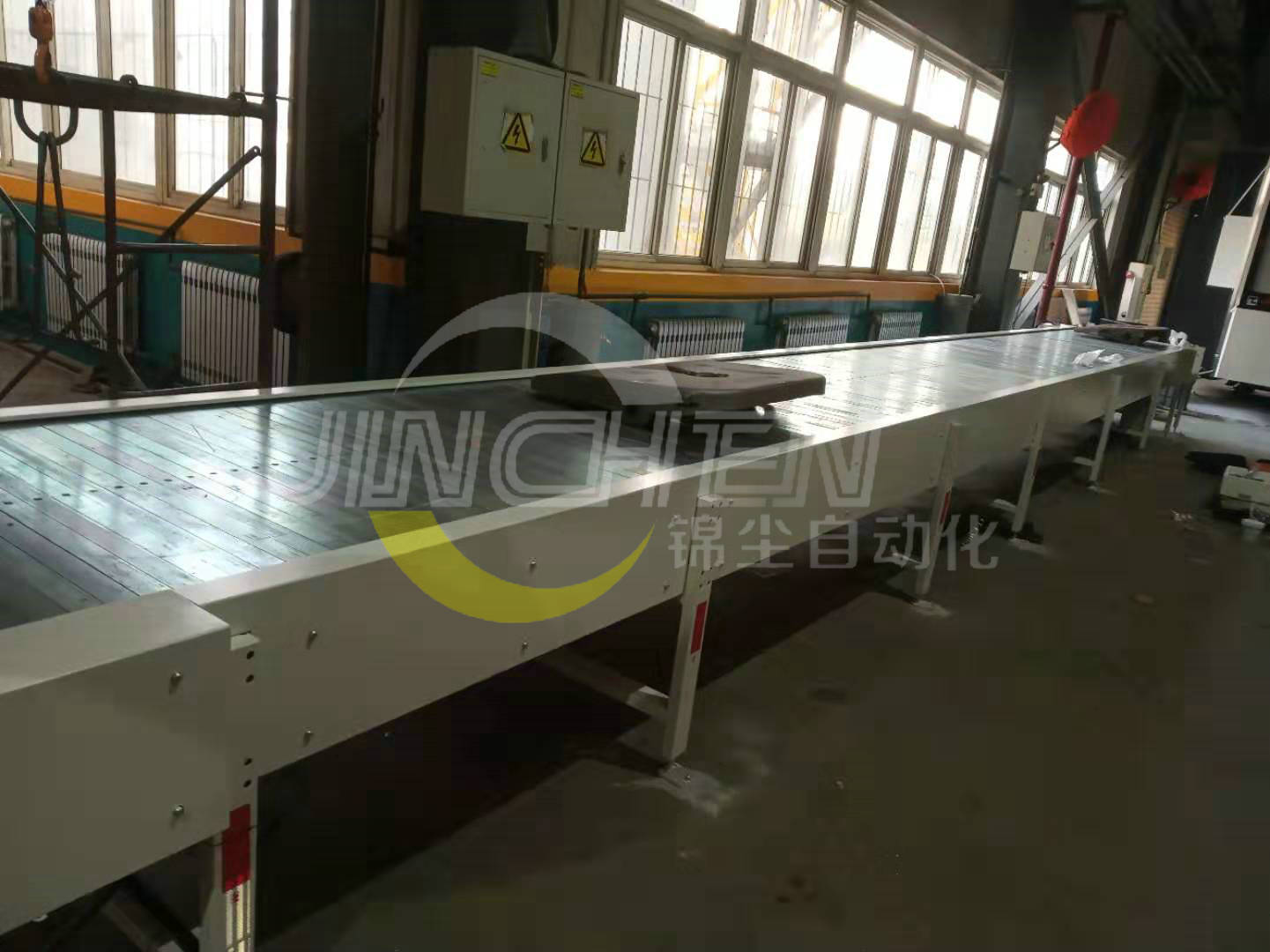 一臺鏈板輸送機上輸送兩個產品