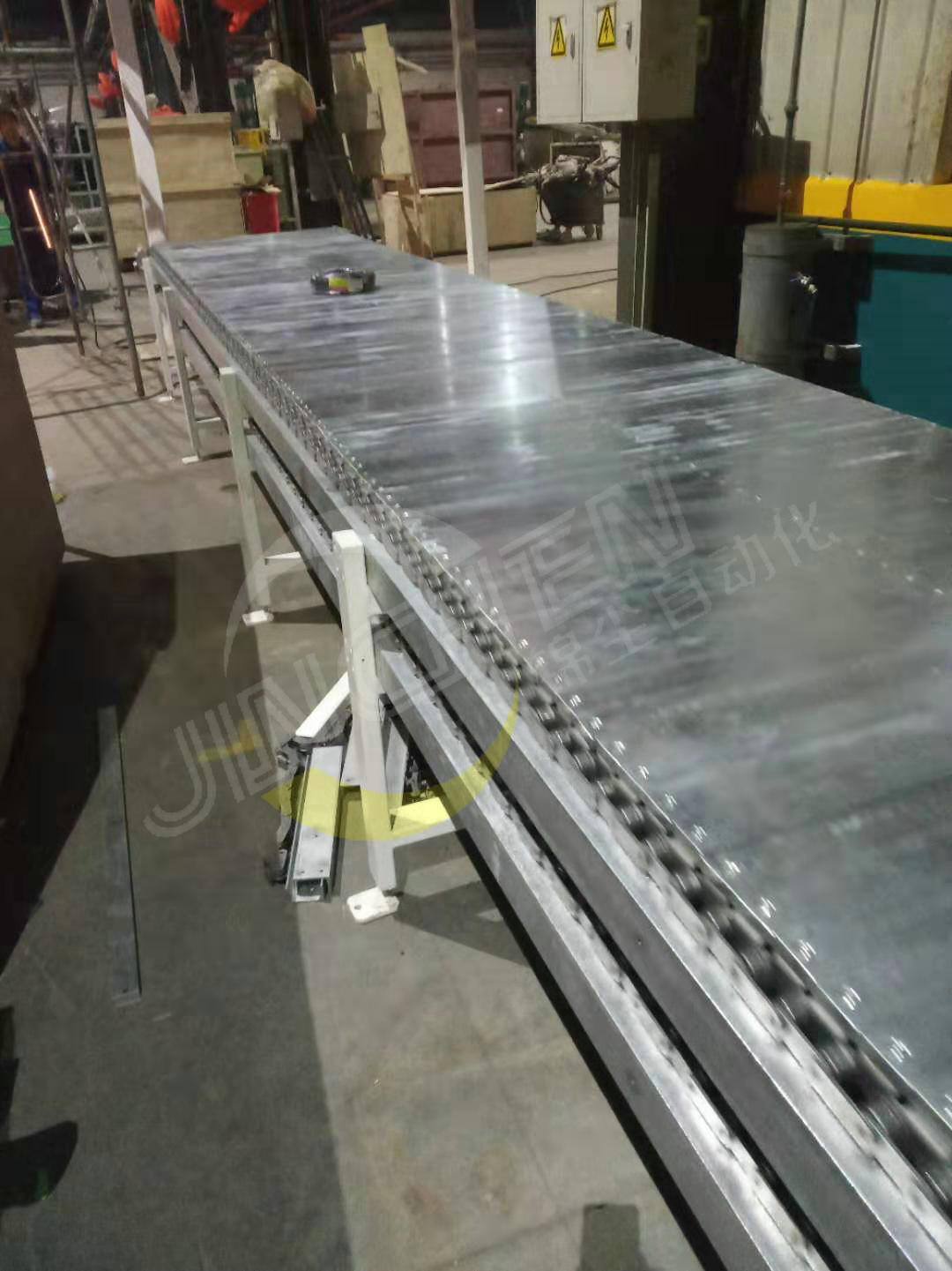 一臺扁鋼輸送機的側面結構